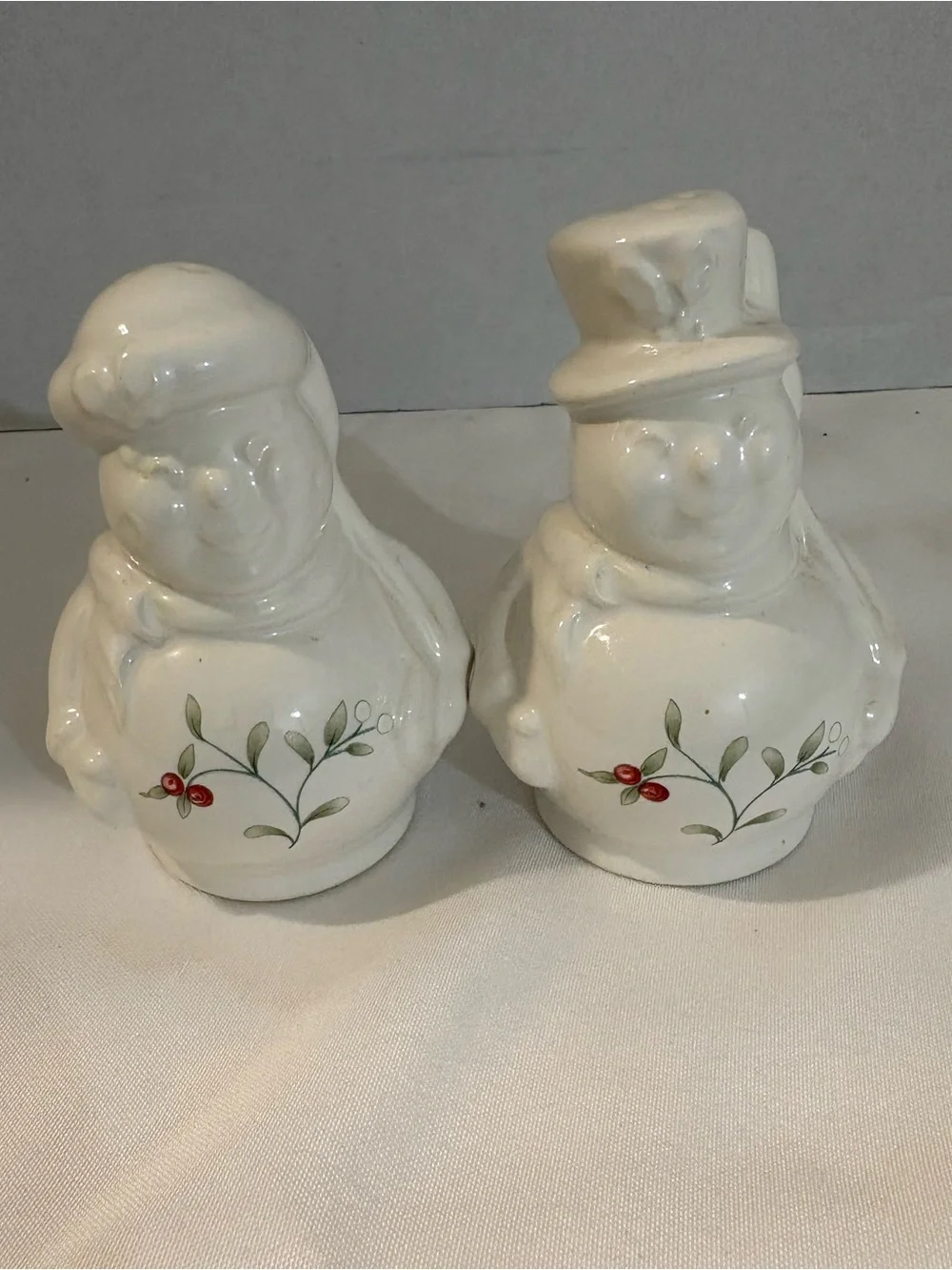 Pfaltzgraff Winterberry snowman salt & Pepper shaker festive holly and berry 2PC